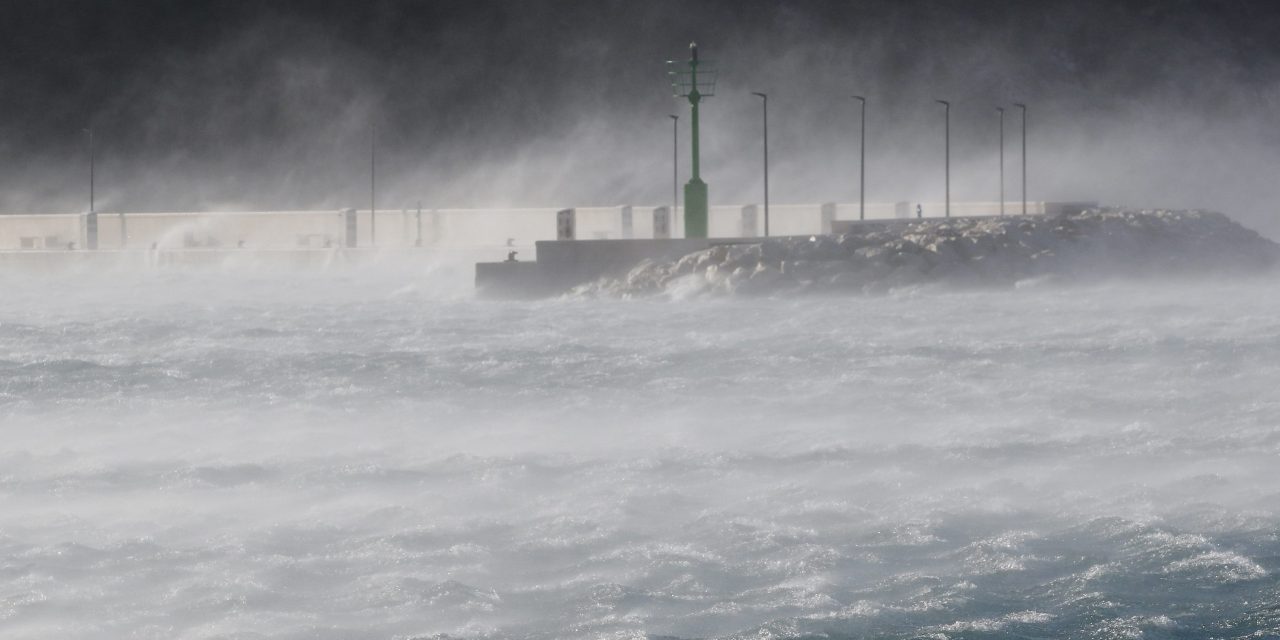 SINOPTIČKE KARTE SE CRVENE, UPALJEN METEOALARM! Dalmatince će probuditi orkanski udari bure, unutrašnjost će okovati snijeg i led