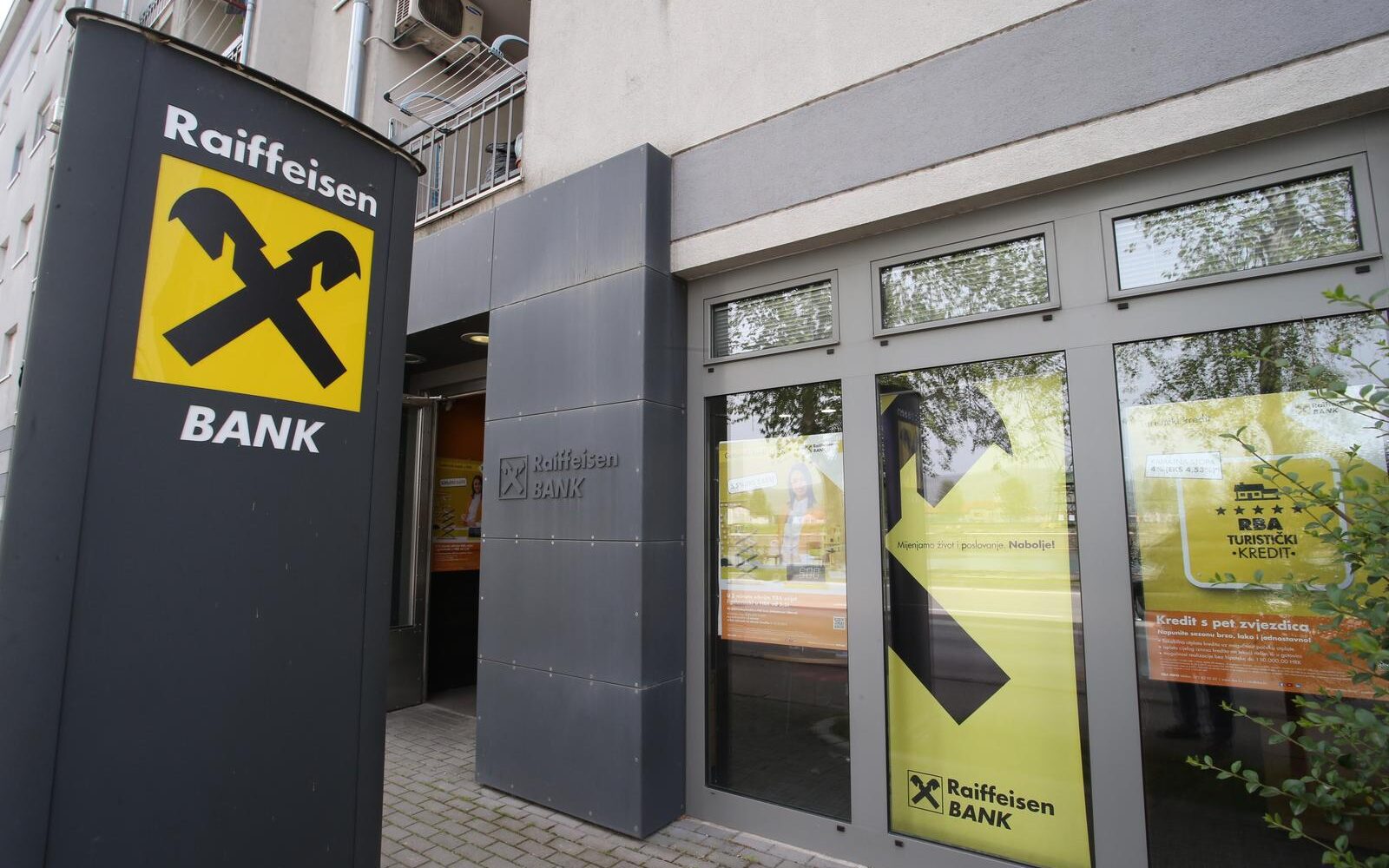Troje djelatnika banke iz Metkovića pronevjerili 700.000 eura, osuđeni na zatvor