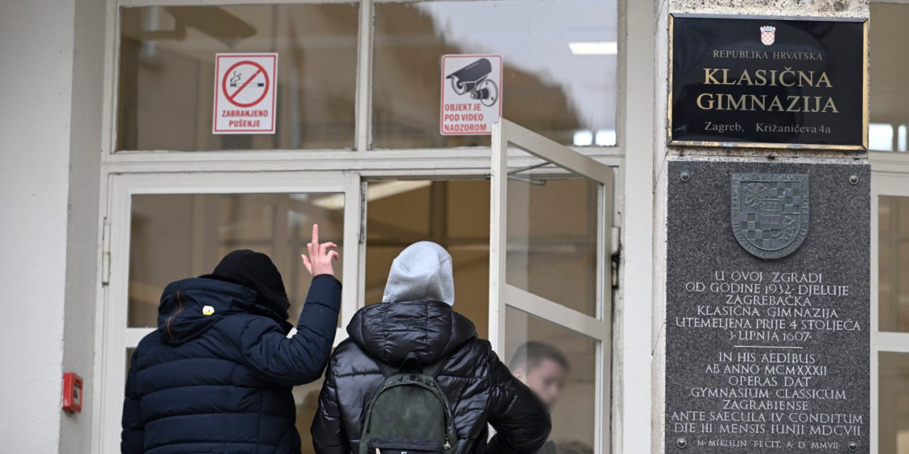 EVO ČIJEM JE SIN MAČETOM BRANIO U KLASIČNOJ GIMNAZIJI!  Kakav nered, ugledni tata sigurno nije ponosan: Procurila još jedna fotografija zastrašujućeg oružja