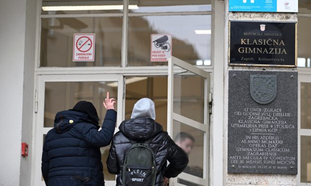 EVO ČIJEM JE SIN MAČETOM BRANIO U KLASIČNOJ GIMNAZIJI!  Kakav nered, ugledni tata sigurno nije ponosan: Procurila još jedna fotografija zastrašujućeg oružja