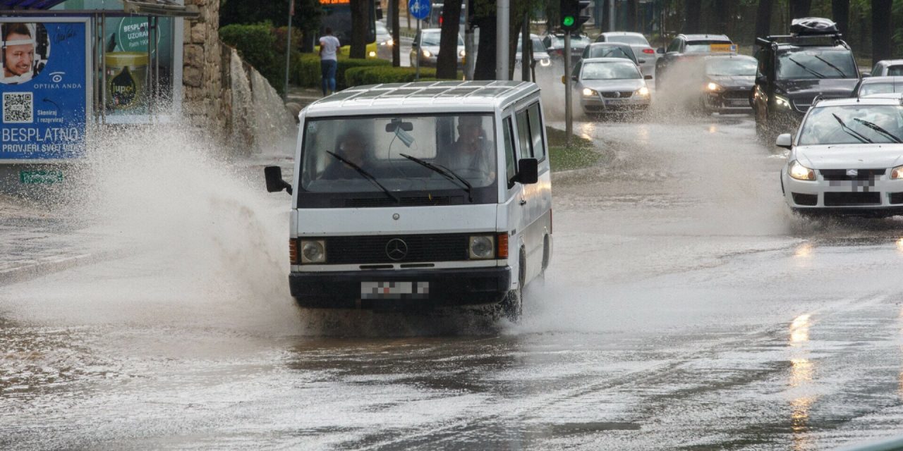 FOTO/VIDEO Pljuskovi, munje, vjetar i tuča pogodili Dalmaciju, dva aviona zbog nevremena nisu mogla sletjeti