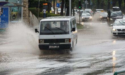 FOTO/VIDEO Pljuskovi, munje, vjetar i tuča pogodili Dalmaciju, dva aviona zbog nevremena nisu mogla sletjeti