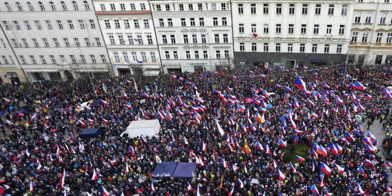 Tisuće prosvjednika na ulicama, ne žele daljnje slanje vojne pomoći Ukrajini: “Zaustavite rat, zaustavite NATO”