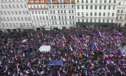 Tisuće prosvjednika na ulicama, ne žele daljnje slanje vojne pomoći Ukrajini: “Zaustavite rat, zaustavite NATO”