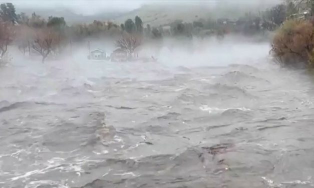Apokaliptični prizori: Evakuacije, oštećeni domovi, uništene prometnice… Oluja “atmosferske rijeke” bacila ih je na koljena