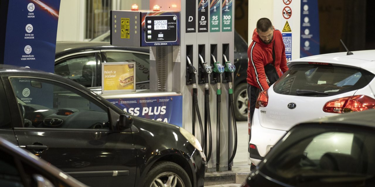 HVATSKI VOZAČI BIJESNI NAKON NAJNOVIJIH NAJAVA: Zašto poskupljuje gorivo kad cijena nafte pada?