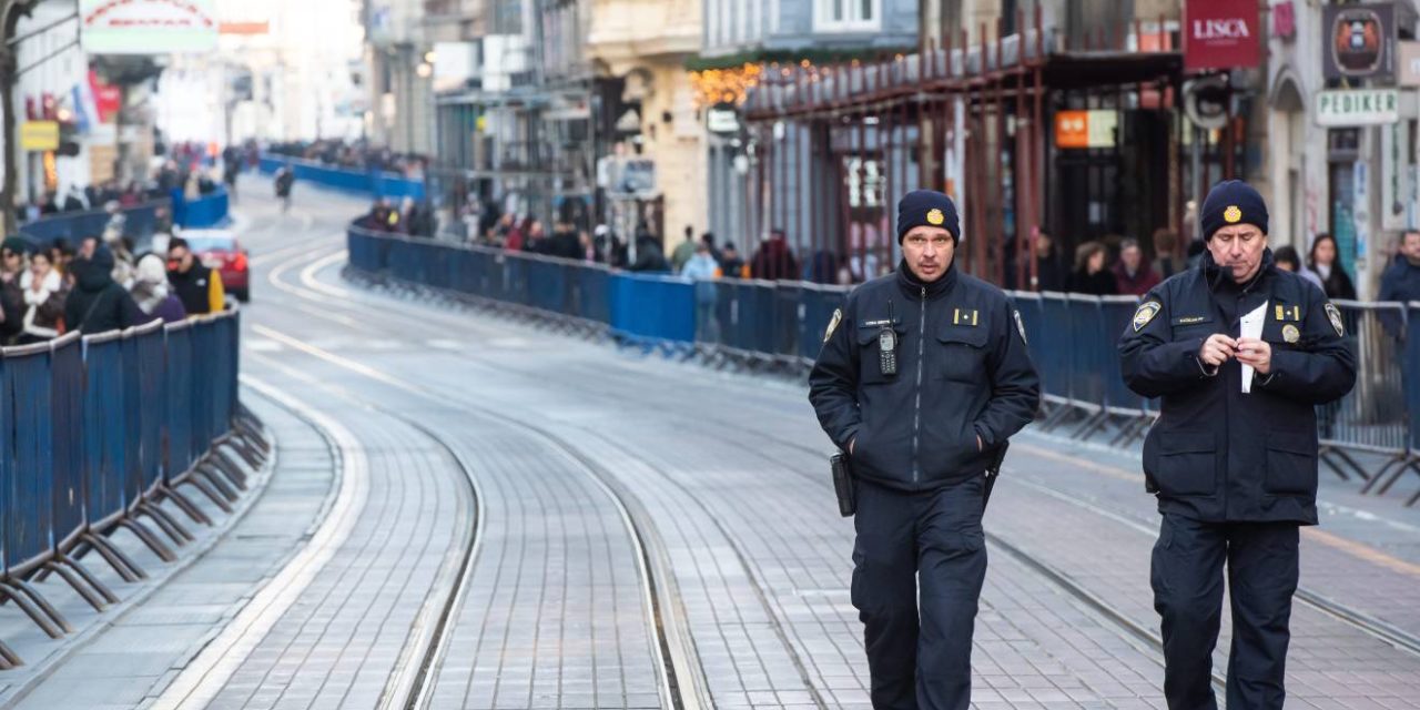 'KAKVE SU TO LEZBIJSKE FORE, ŠIRITE BOLEŠTINE PO GRADU!'  Žurio poslom, pa poludio kad je vidio djevojke: 'Provociraj me, odmah se pustite'