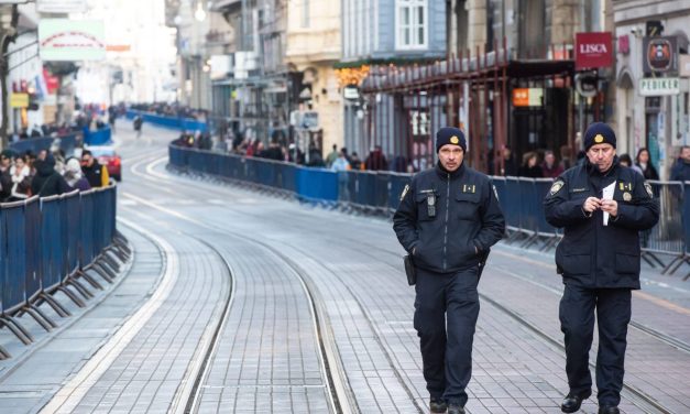 'KAKVE SU TO LEZBIJSKE FORE, ŠIRITE BOLEŠTINE PO GRADU!'  Žurio poslom, pa poludio kad je vidio djevojke: 'Provociraj me, odmah se pustite'