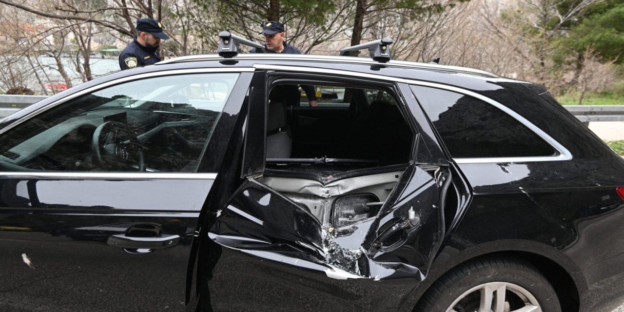 FOTO Horor u Dalmaciji: Pogledajte prizore nakon što je odron zemlje i kamenja poklopio auto na cesti, vozač prevezen u bolnicu