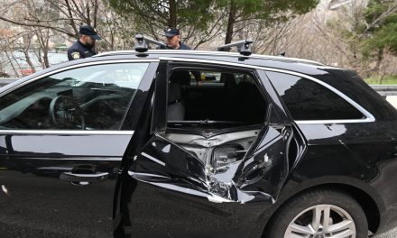 FOTO Horor u Dalmaciji: Pogledajte prizore nakon što je odron zemlje i kamenja poklopio auto na cesti, vozač prevezen u bolnicu