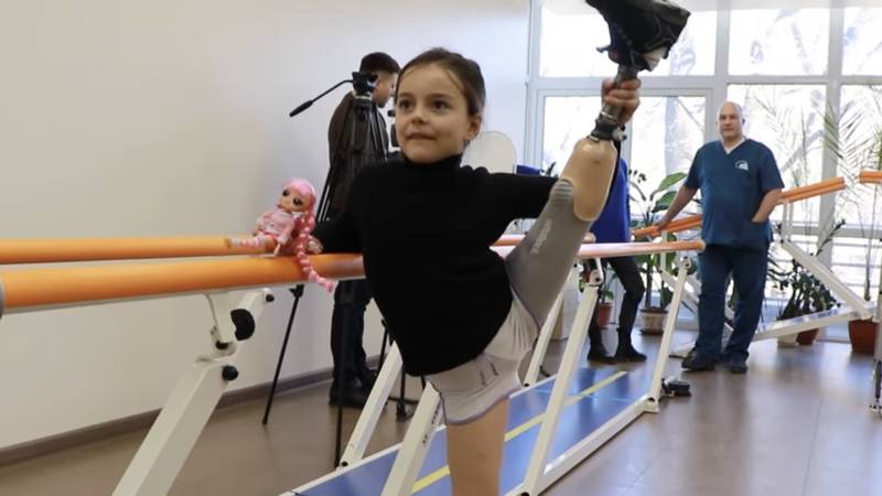 Djevojčica (6) ostala bez noge u ruskom napadu.  Sad ima novu protezu.  I opet se smije i pleše!