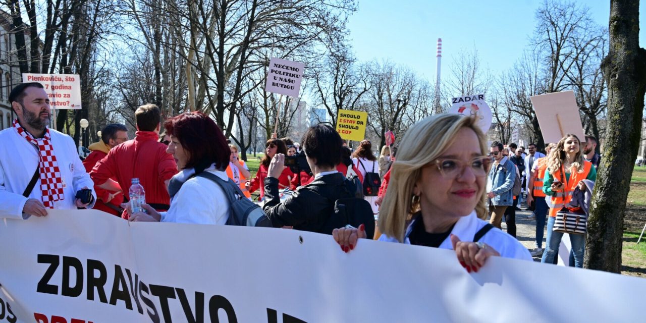 VIDEO/FOTO Na prosvjed stigli liječnici iz svih krajeva Hrvatske: “Nema odmora dok traje obmana”