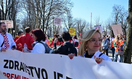 VIDEO/FOTO Na prosvjed stigli liječnici iz svih krajeva Hrvatske: “Nema odmora dok traje obmana”