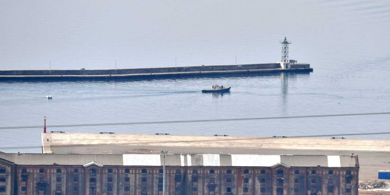 (FOTO/VIDEO) OPASNA MINA IZVAĐENA IZ RIJEČKE LUKE!  Objavljene prve snimke specijalaca u akciji, otegljena je prema otvorenom moru