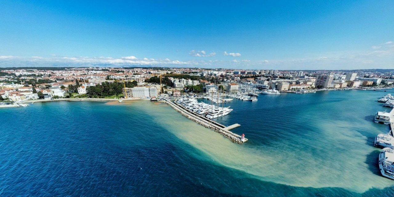 Zadrani su zgroženi zbog mrlje koja se širi u moru na mjestu na kojem se gradi hotel: “Mi ne znamo što je ispušteno”