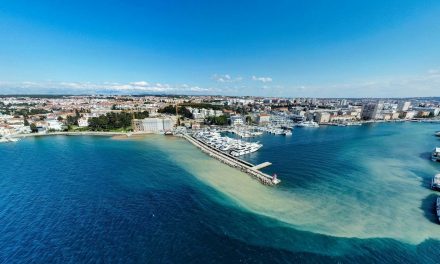 Zadrani su zgroženi zbog mrlje koja se širi u moru na mjestu na kojem se gradi hotel: “Mi ne znamo što je ispušteno”