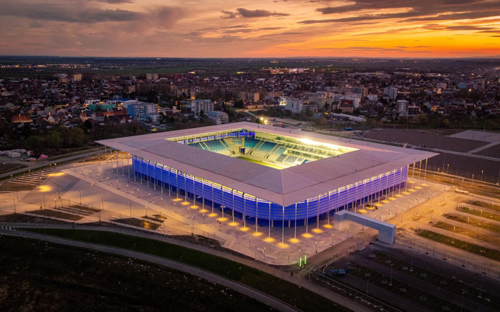 FOTO: Noćne fotografije novog stadiona u Osijeku ostavljaju bez daha