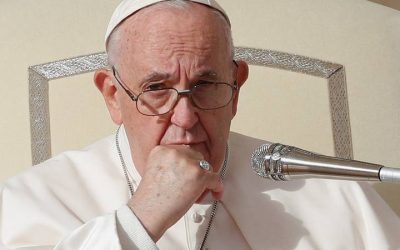 FOTO Fotografija Pape u bijelom jakni oduševila svijet: 'Podsjeća me na rap zvijezdu iz '90-ih'