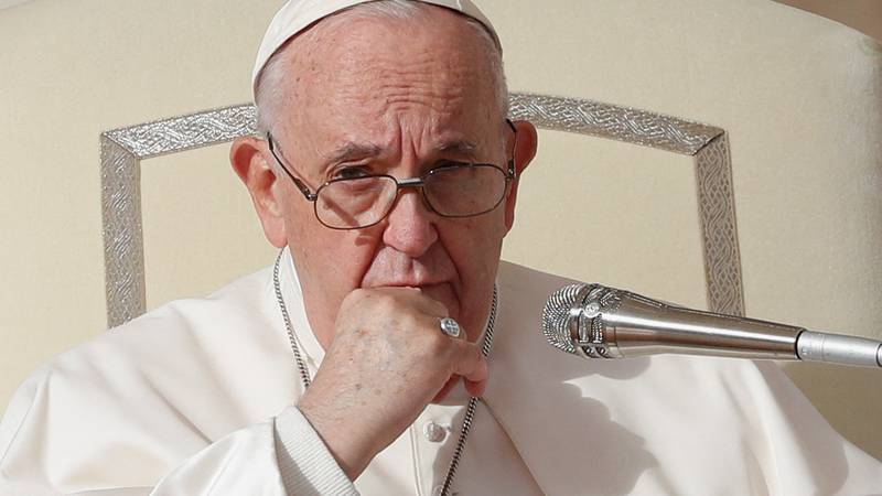FOTO Fotografija Pape u bijelom jakni oduševila svijet: 'Podsjeća me na rap zvijezdu iz '90-ih'