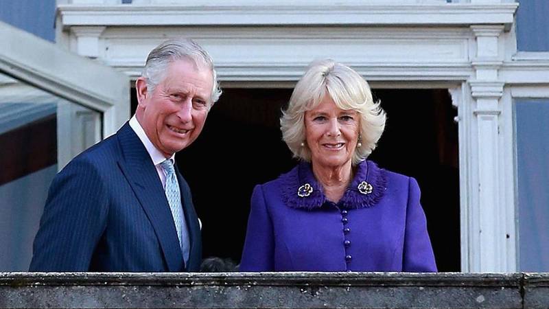 Kralj Charles i Camilla mogli bi prekinuti tradiciju Elizabete II.