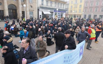 Molitelji opet kleče u Zagrebu, ali i na trgovima devet gradova