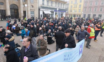 Molitelji opet kleče u Zagrebu, ali i na trgovima devet gradova