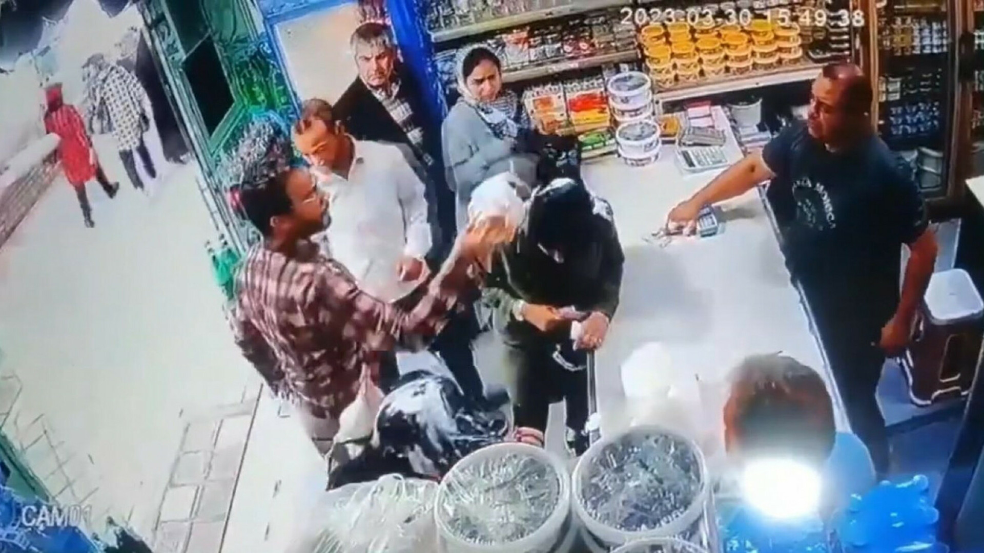 VIDEO Muškarac u dućanu izlio jogurt na dvije Iranke jer nisu nosile hidžab: Izdan je nalog, ali za njihovo uhićenje