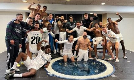 (FOTO) EVO KAKO MODRIĆ 'PROVOCIRA' IZ JACUZZIJE!  Hrvat započeo ludnicu: 'Kako je ovo sjajna momčad'