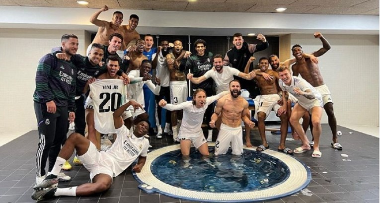 (FOTO) EVO KAKO MODRIĆ 'PROVOCIRA' IZ JACUZZIJE!  Hrvat započeo ludnicu: 'Kako je ovo sjajna momčad'