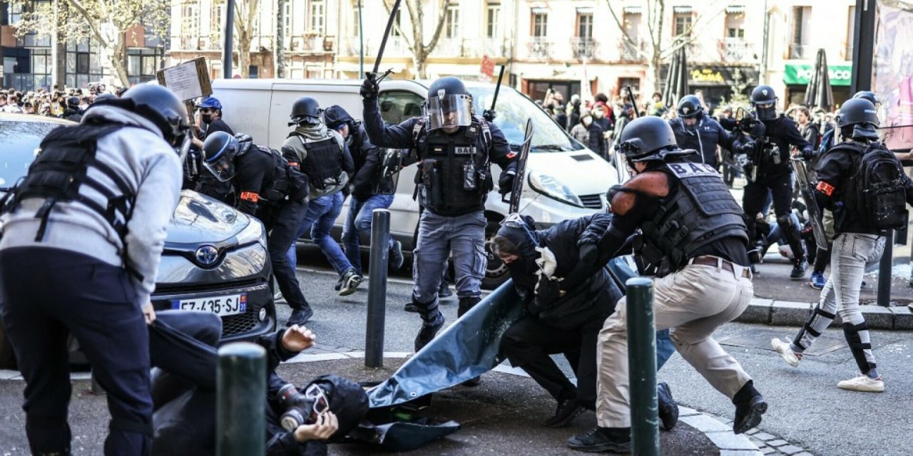 FOTO Totalni kaos u Francuskoj: Prosvjednici kamenovali policiju, zapalili Macronov omiljeni restoran