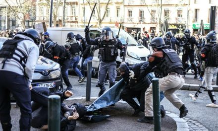 FOTO Totalni kaos u Francuskoj: Prosvjednici kamenovali policiju, zapalili Macronov omiljeni restoran