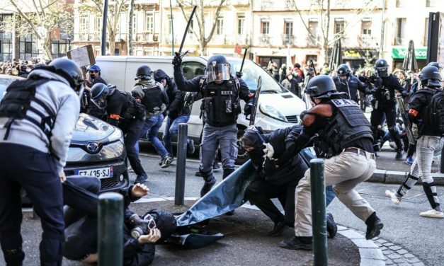 FOTO Totalni kaos u Francuskoj: Prosvjednici kamenovali policiju, zapalili Macronov omiljeni restoran