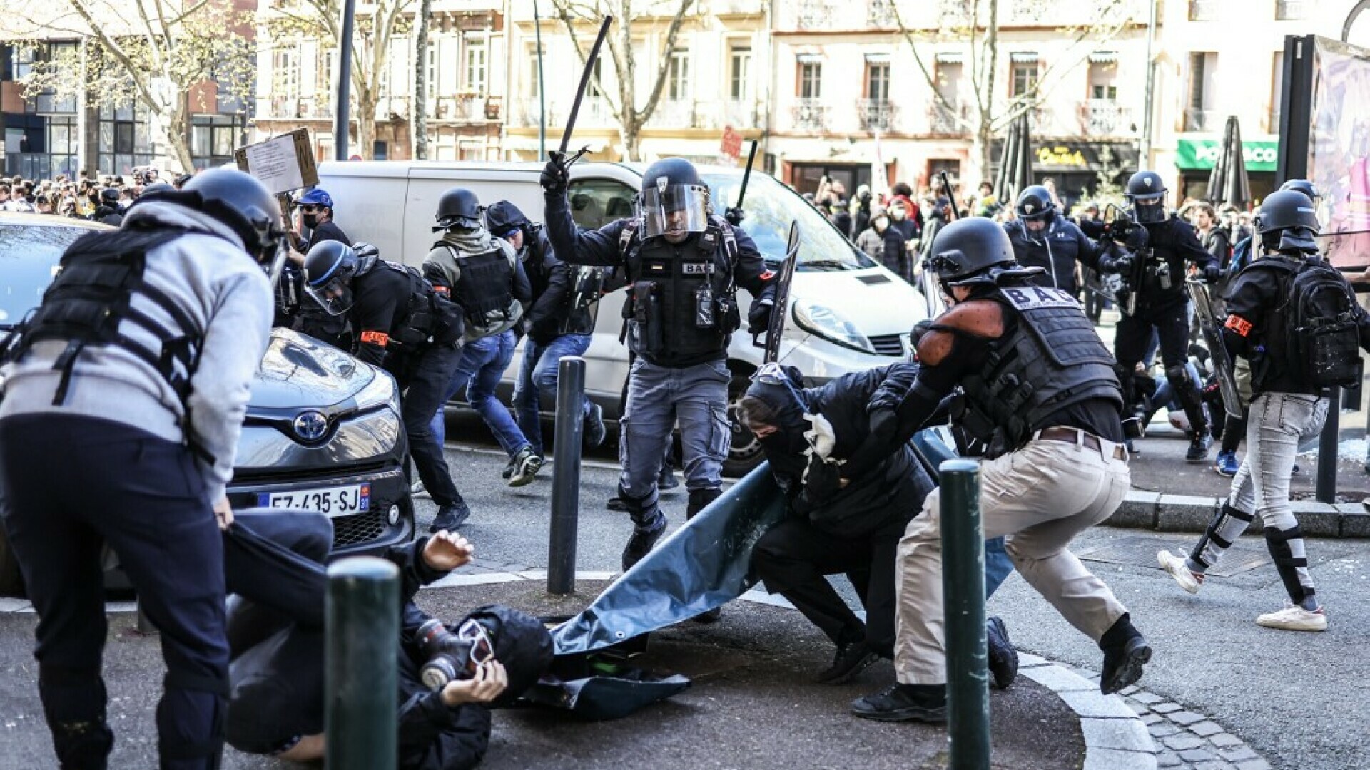 FOTO Totalni kaos u Francuskoj: Prosvjednici kamenovali policiju, zapalili Macronov omiljeni restoran