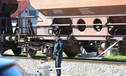 Tragedija kod Slavonskog Broda: Dječak se penjao na vagone, doživio strujni udar