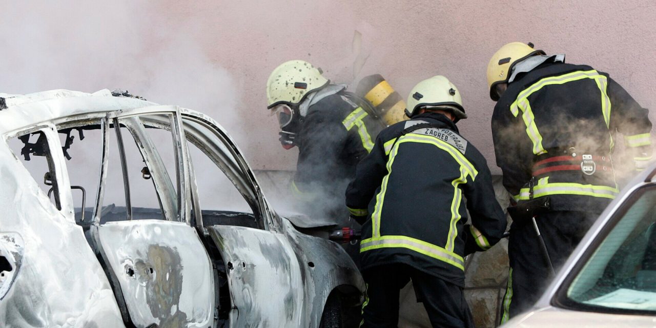 Burna noć na Cresu: Zapaljeni automobili policajaca, požar se proširio na drugu aute