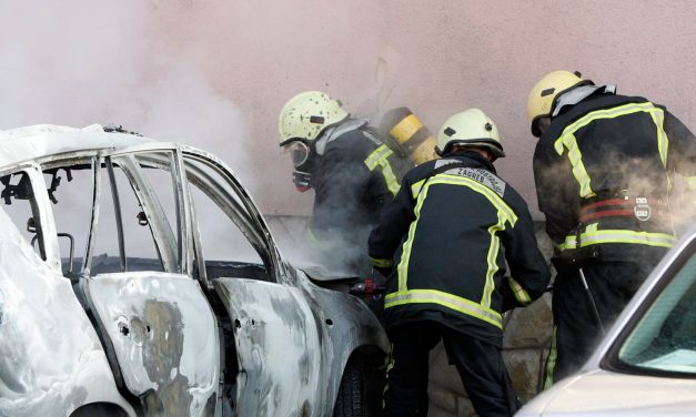 Burna noć na Cresu: Zapaljeni automobili policajaca, požar se proširio na drugu aute