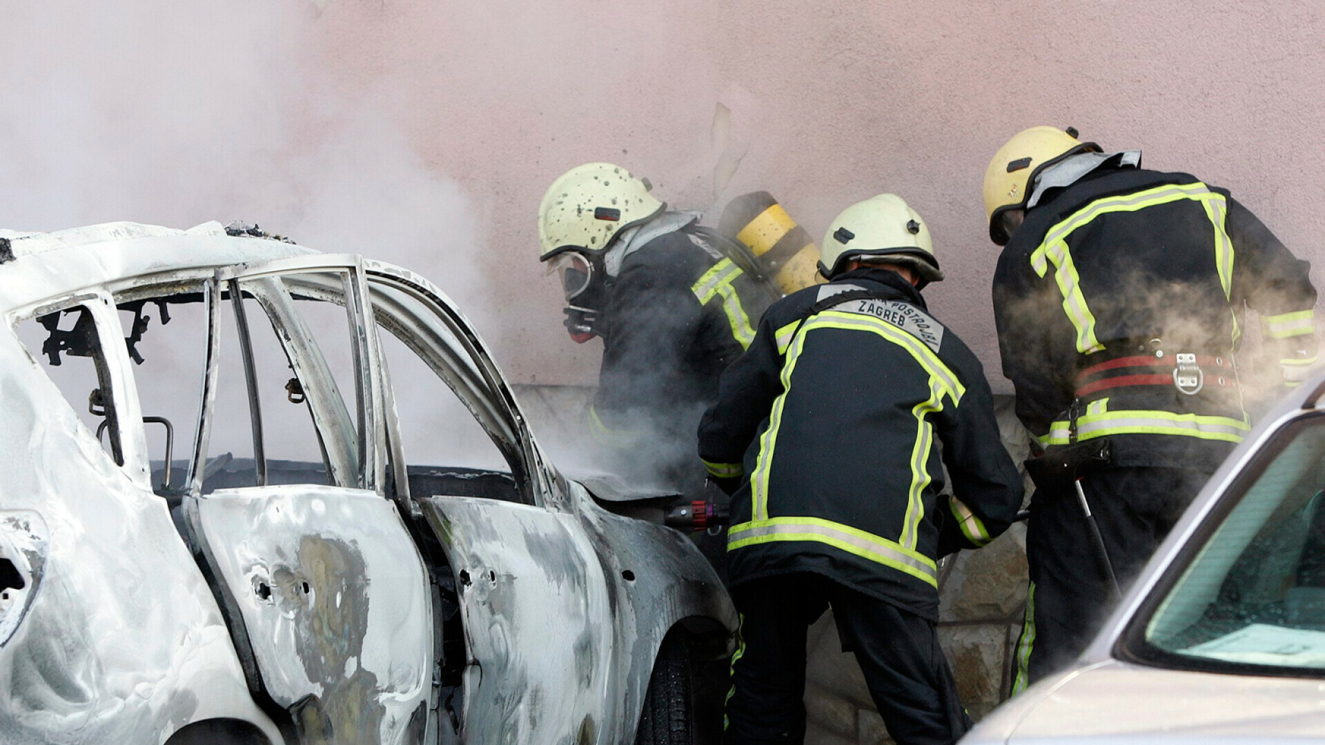 Burna noć na Cresu: Zapaljeni automobili policajaca, požar se proširio na drugu aute