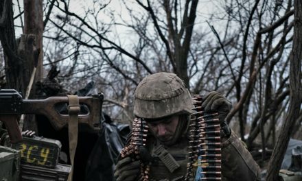 Objavljena brutalna snimka iz Ukrajine: Ruski vojnik zarobljeniku nožem odrubio glavu