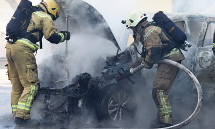 NAKON BMW-a SUTKINJE, OPET GORI!  Blokadni punktovi na Cresu, gorjeli automobili policajaca: Provjeravaju se sva vozila i osobe