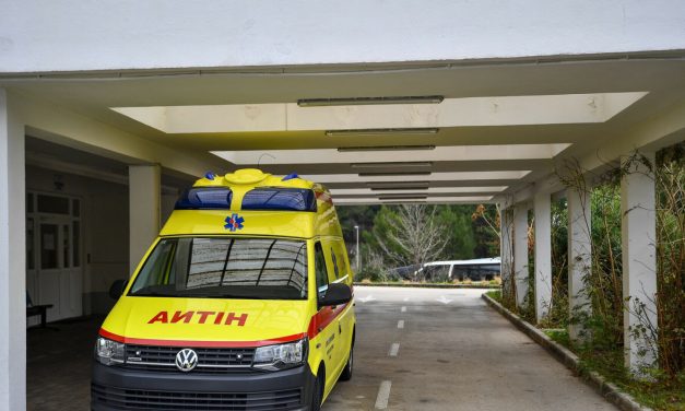 Mladić pronađen u polusvjesnom stanju na parkiralištu: Prevezen u bolnicu
