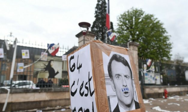 Macron potpisao kontroverznu mirovinsku reformu: Sindikati pozvali radnike na ulice