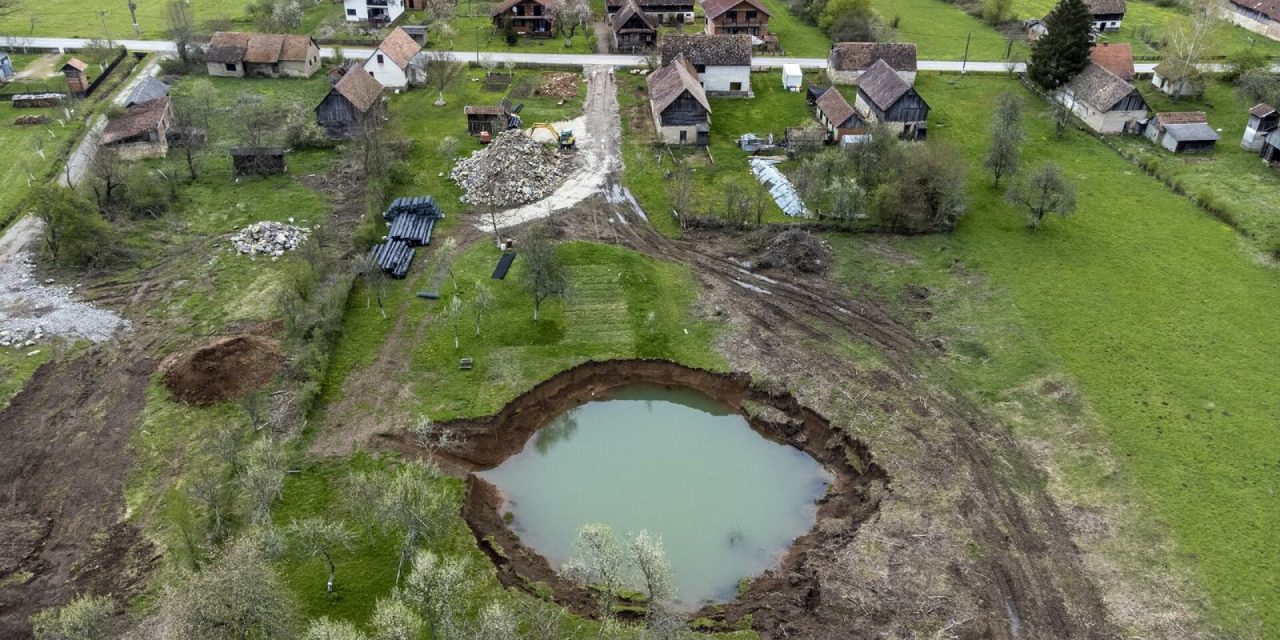 Fotografije iz zraka prikazuju svu strahotu nakon potresa: Zemlja se otvara, stanovnici su uznemireni