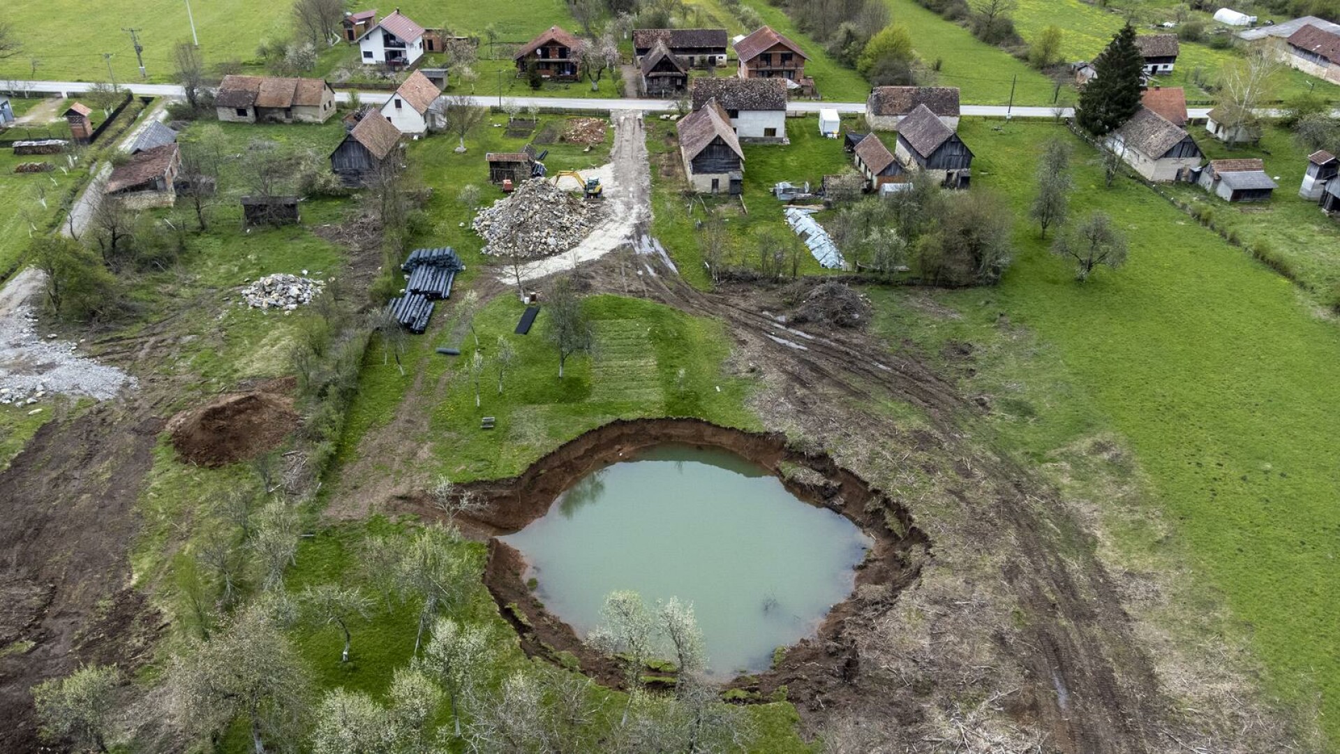 Fotografije iz zraka prikazuju svu strahotu nakon potresa: Zemlja se otvara, stanovnici su uznemireni