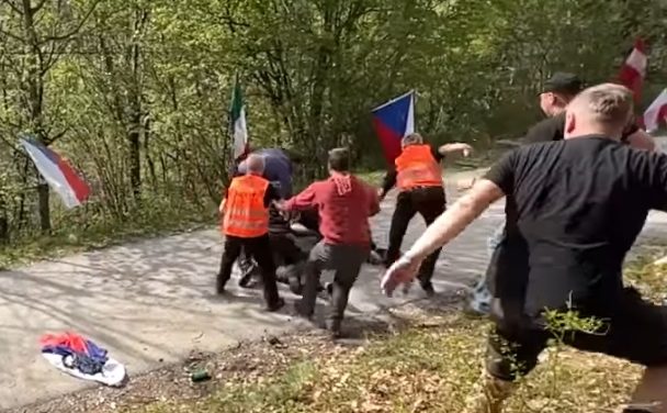 (VIDEO) ŠOKANTNE SNIMKE IZ HRVATSKE!  Potukli se nared staze, gledatelji u panici vikali: 'Ide auto'