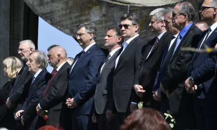 (FOTO) OBLJETNICA U JASENOVCU!  Milanović prošao kraj Plenkovića kao pokraj duha, predstavnik Židova žestoko prozvao Pupovca i Kajtazija,