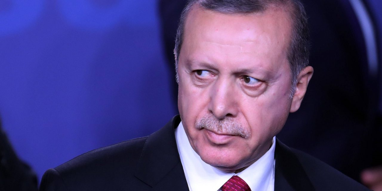 ERDOGAN JE BOLESTAN, KAMERE SE TRESU!  Lice mu je bilo umorno, oči sužene dok je govorio: Prekinuo je intervju