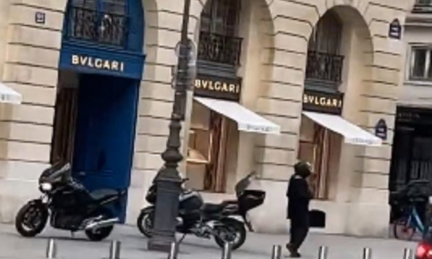 (VIDEO) FILMSKA PLJAČKA U PARIZU!  Došli su na motorima, jedan je čuvao stražu: Na meti je luksuzna zlatarna