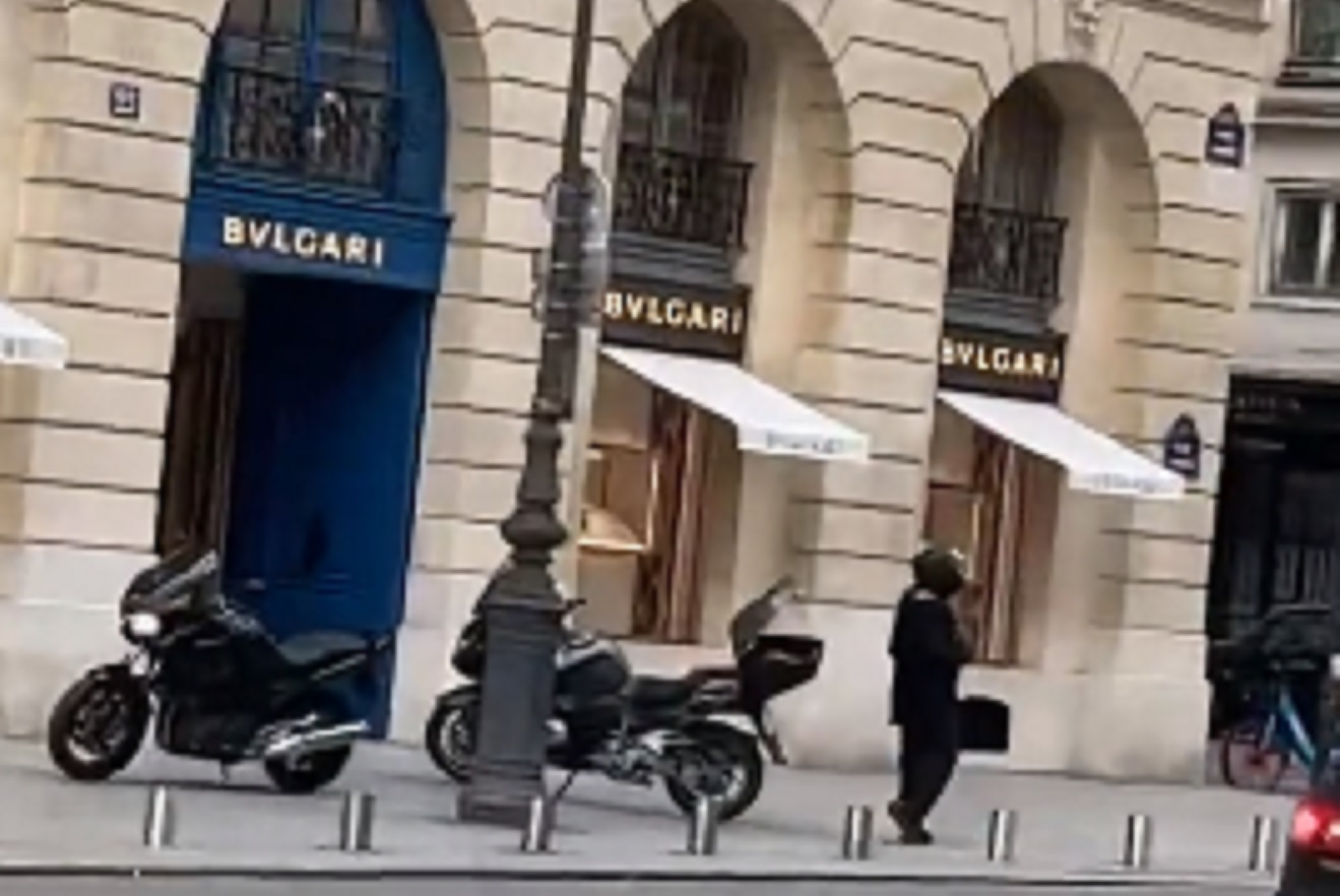 (VIDEO) FILMSKA PLJAČKA U PARIZU!  Došli su na motorima, jedan je čuvao stražu: Na meti je luksuzna zlatarna