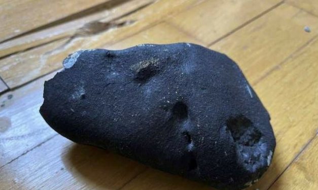 Obitelj u šoku: Meteorit pao na kuću, probio krov i završio u spavaćoj sobi