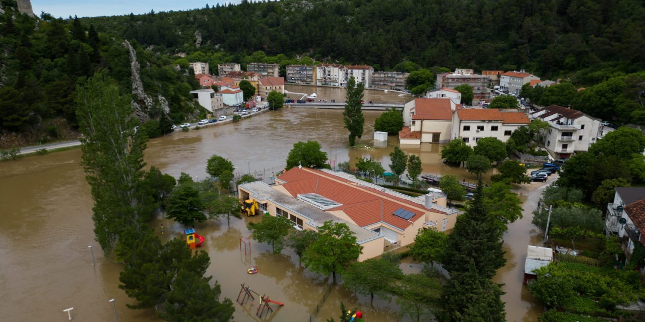 (VIDEO) KIŠA NE PRESTAJE PADATI!  Rijeke pred izlijevanjem: Božinović umiruje narod, 'noć je protekla bez većih problema'